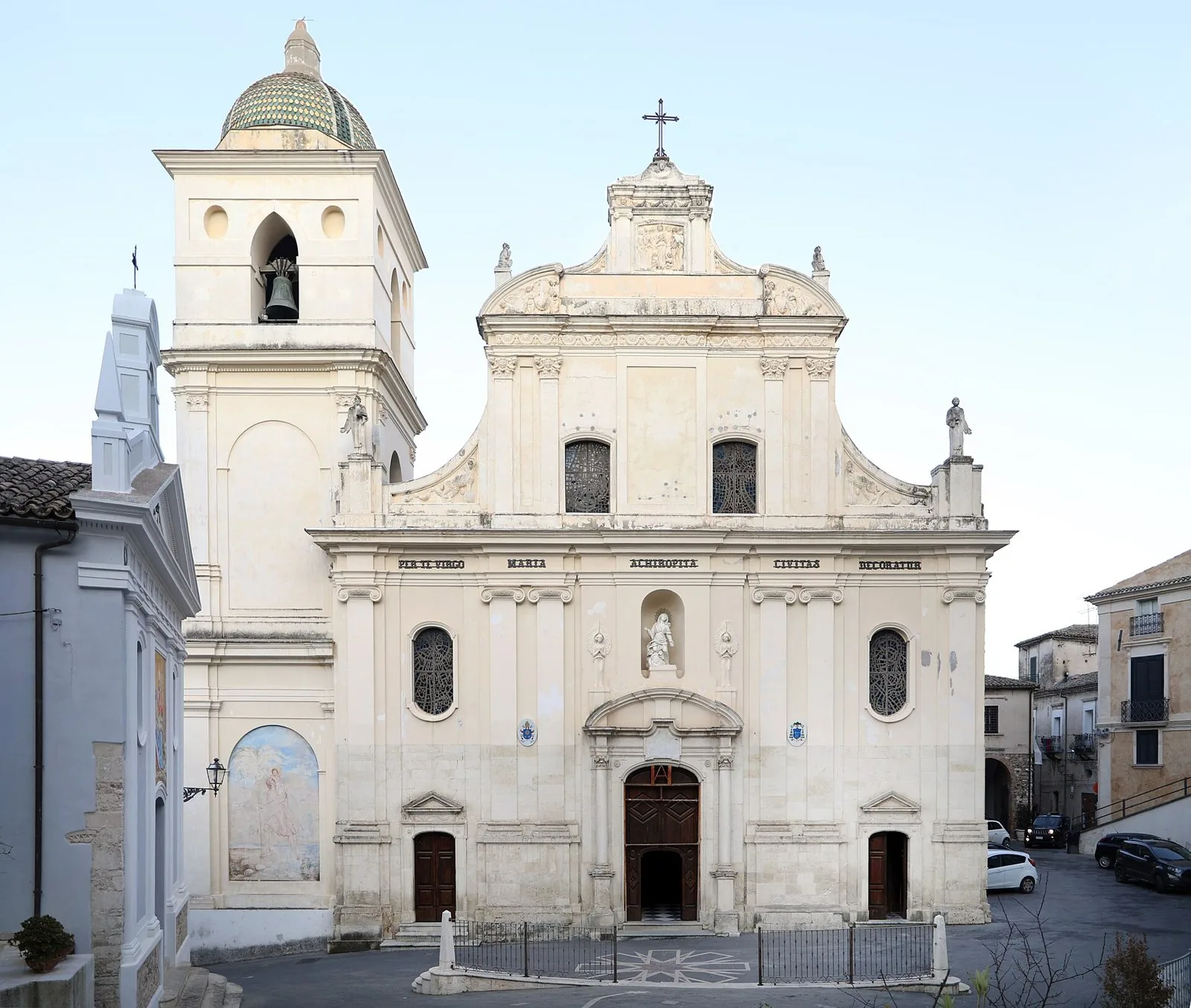 Facciata barocca chiara della Cattedrale di Rossano con il campanile e la cupola in maiolica