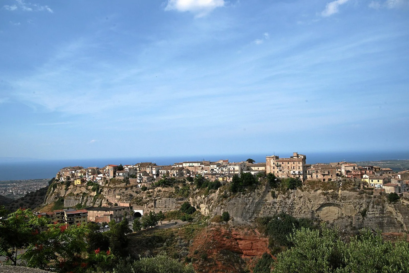 Il centro storico di Rossano arroccato sulla rupe, visto da sud, con il mare Ionio all'orizzonte