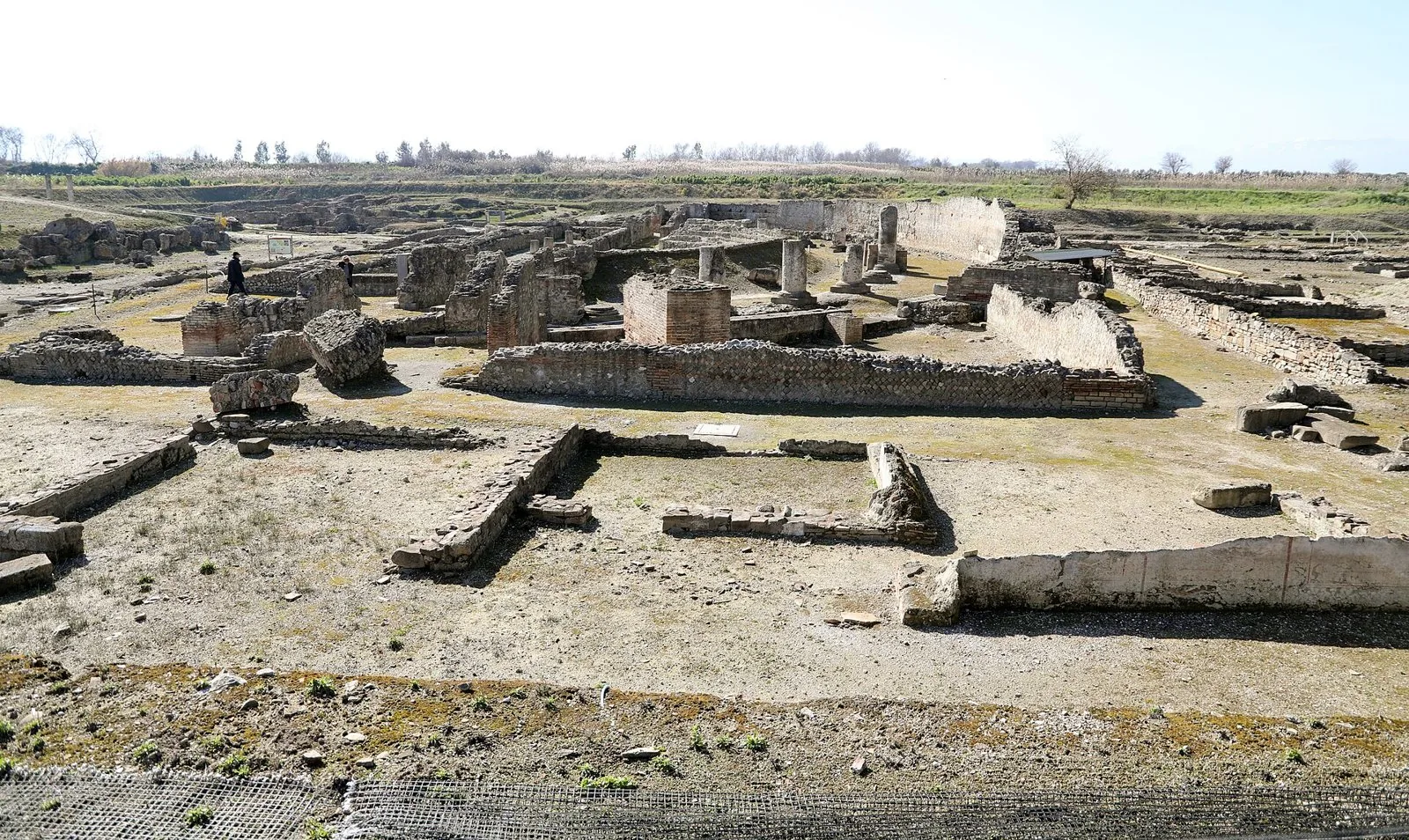 Resti di murature, colonne e ambienti antichi negli scavi del Parco archeologico di Sibari
